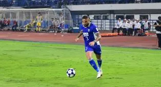 Cuma 5 Bulan, Kurzawa Tinggalkan Persib dengan Titel Juara