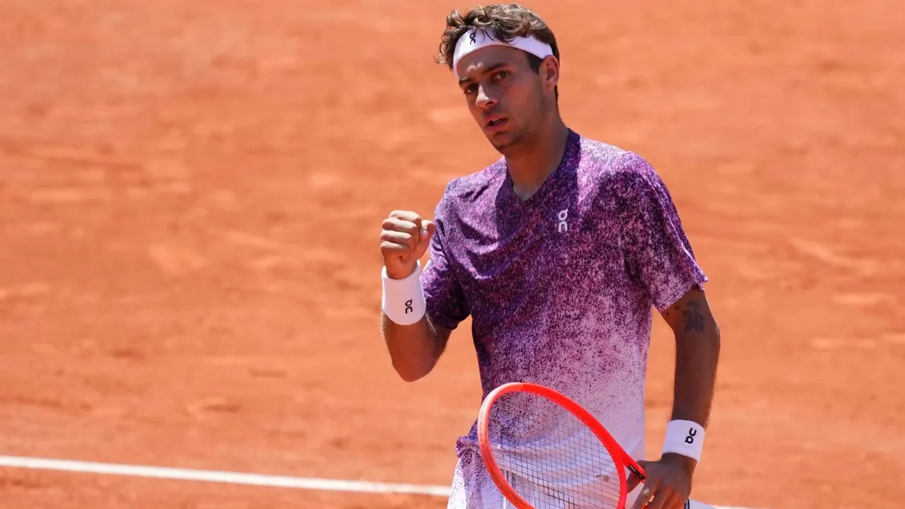 Hasil French Open: Flavio Cobolli Tahan Rasa Tegang Demi Tiket Perempatfinal