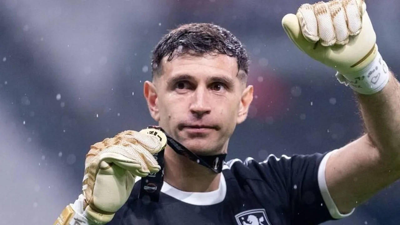 Juventus Kejar Emiliano Martinez, Aston Villa Minta Segini