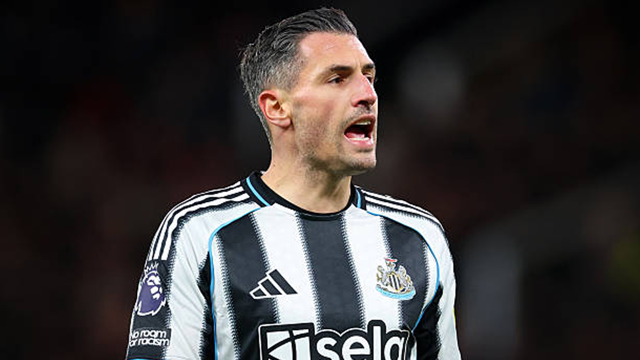 Negosiasi Kontrak Berjalan Kompleks, Newcastle United Pandang Fabian Schar Tetap Krusial