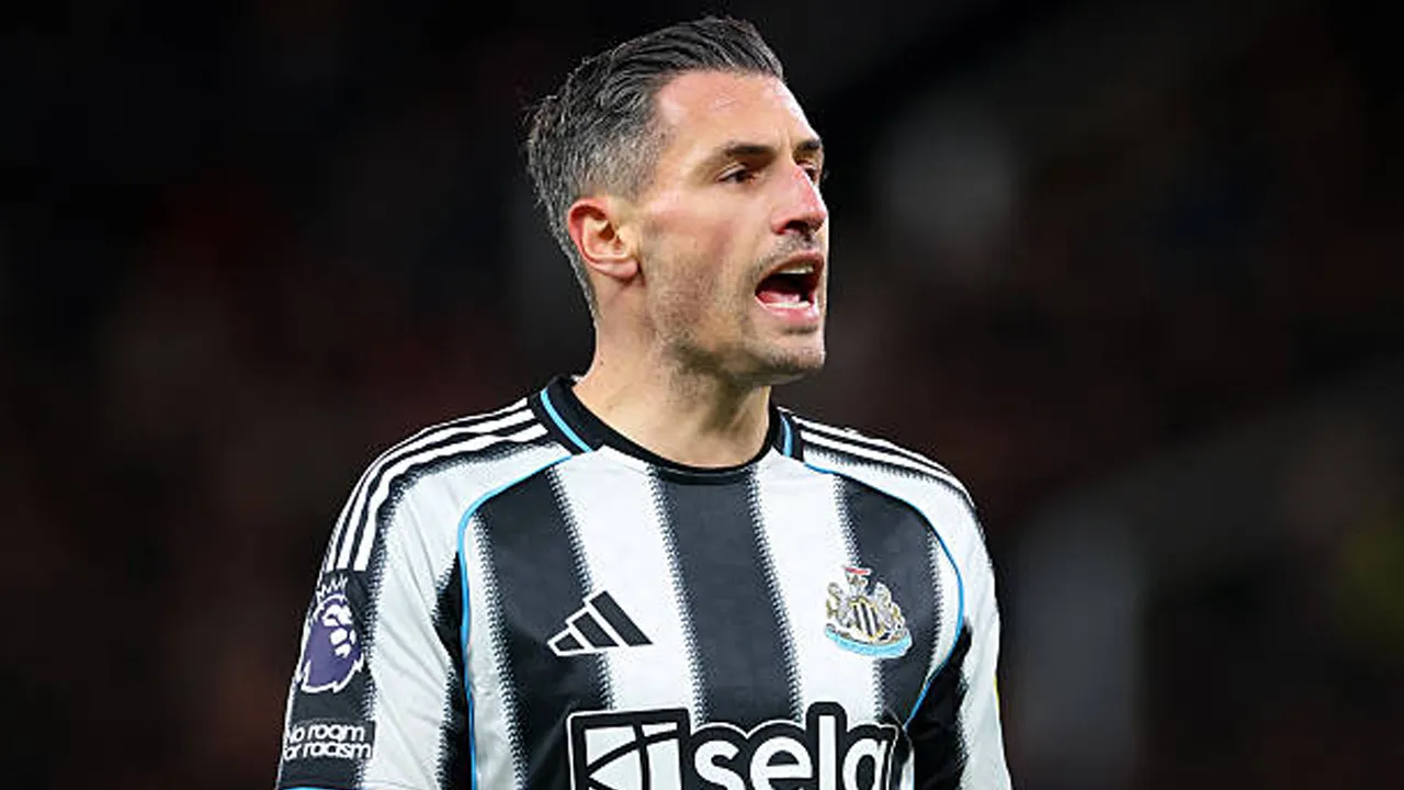 Negosiasi Kontrak Berjalan Kompleks, Newcastle United Pandang Fabian Schar Tetap Krusial