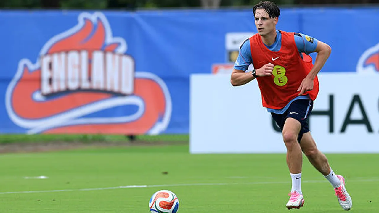 Alex Scott Berada di Ambang Debut Internasional Bersama Timnas Inggris