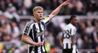 Ditolak Newcastle, Transfer Lewis Hall ke MU Terancam Batal