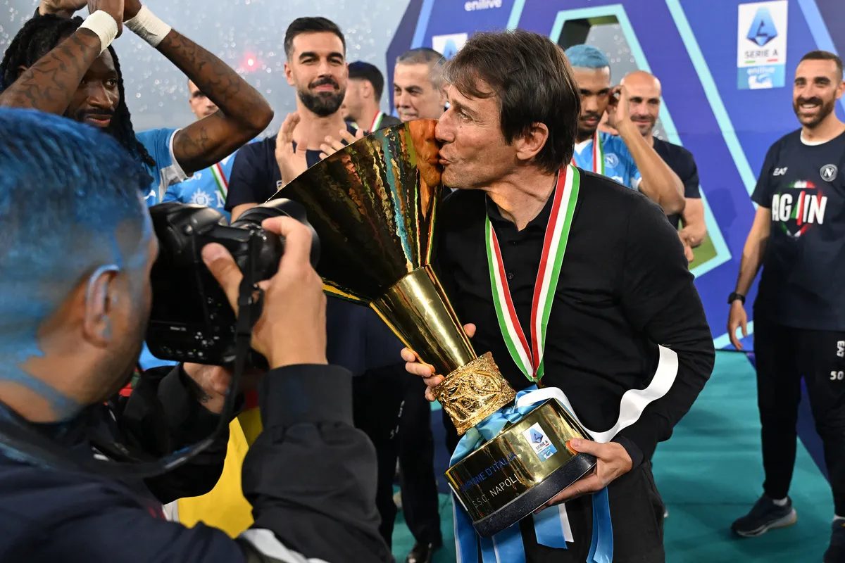 Napoli Resmi Berpisah dengan Pelatih Antonio Conte - sumber: (footballitalia)