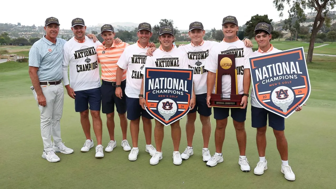 Para pemain dan pelatih Universitas Auburn berpose dengan trofi juara setelah memenangi final NCAA Men's Golf Championship 2026. (Foto: Golf Digest)