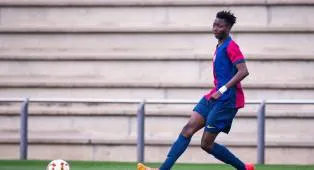 Barcelona Berencana Berikan Bek Remaja Latihan di Tim Utama