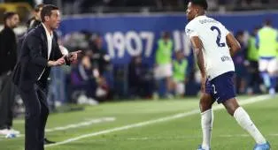 Chivu Soroti Kepindahan Dumfries ke Real Madrid, Ungkap Strategi Transfer Inter