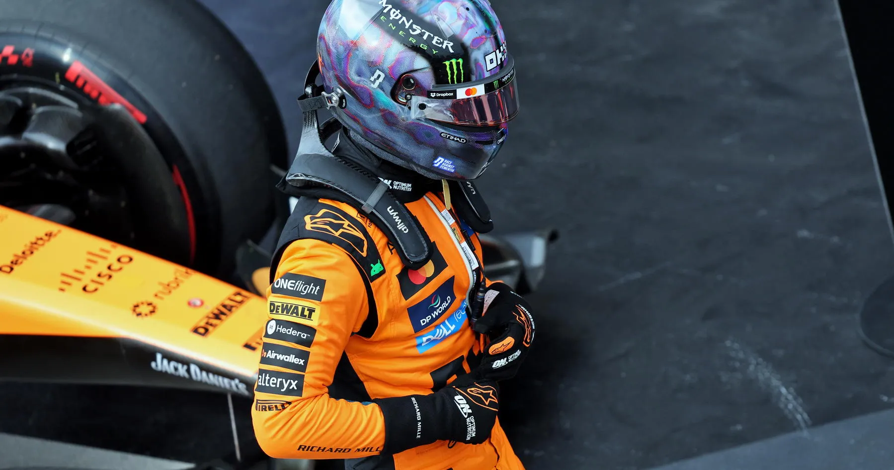 Lando Norris Lelang Helm Unik untuk Amal Melawan Demensia - sumber: (racingnews365)