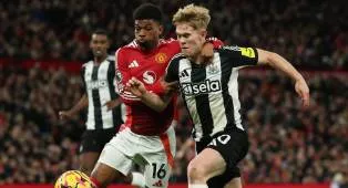 Manchester United Pantau Bek Newcastle, Lewis Hall