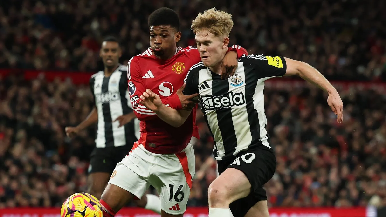 Manchester United Pantau Bek Newcastle, Lewis Hall - sumber: (givemesport)