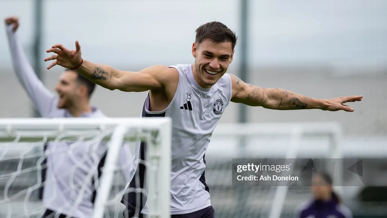 Manuel Ugarte masuk radar Everton dan Crystal Palace usai tersisih di Manchester United