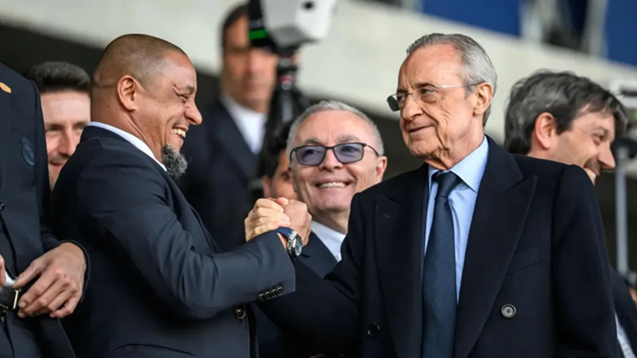 Roberto Carlos Pasang Badan untuk Florentino Perez
