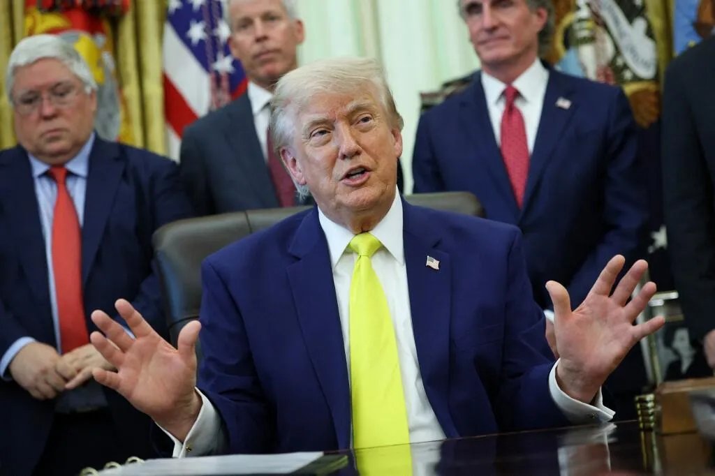 Trump Saksikan Gim 3, Knicks Raih Dukungan Presiden - sumber: (mainbasket)