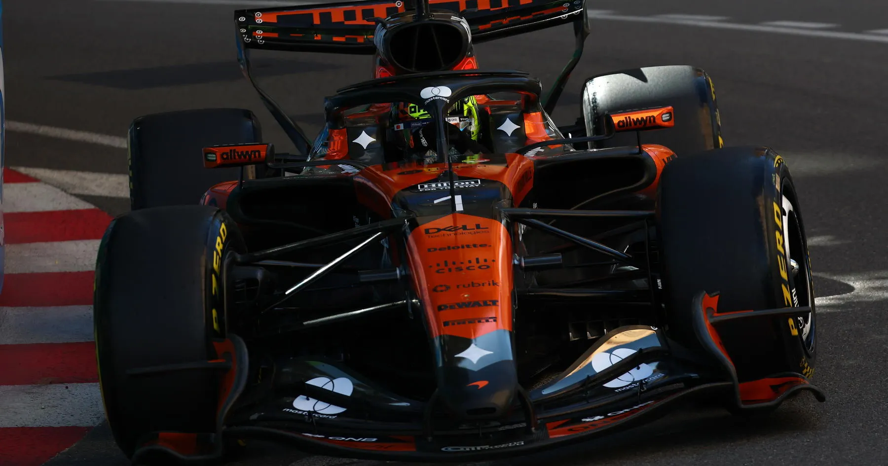 McLaren Didenda Besar, Verstappen Sebut Hari Positif - sumber: (racingnews365)