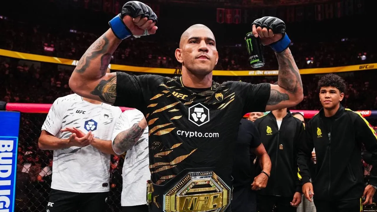 Jika berhasil mengalahkan Gane, Alex Pereira akan mencatat sejarah sebagai petarung pertama yang mampu meraih gelar juara di tiga divisi berbeda dalam UFC. (Foto: Fight TV)