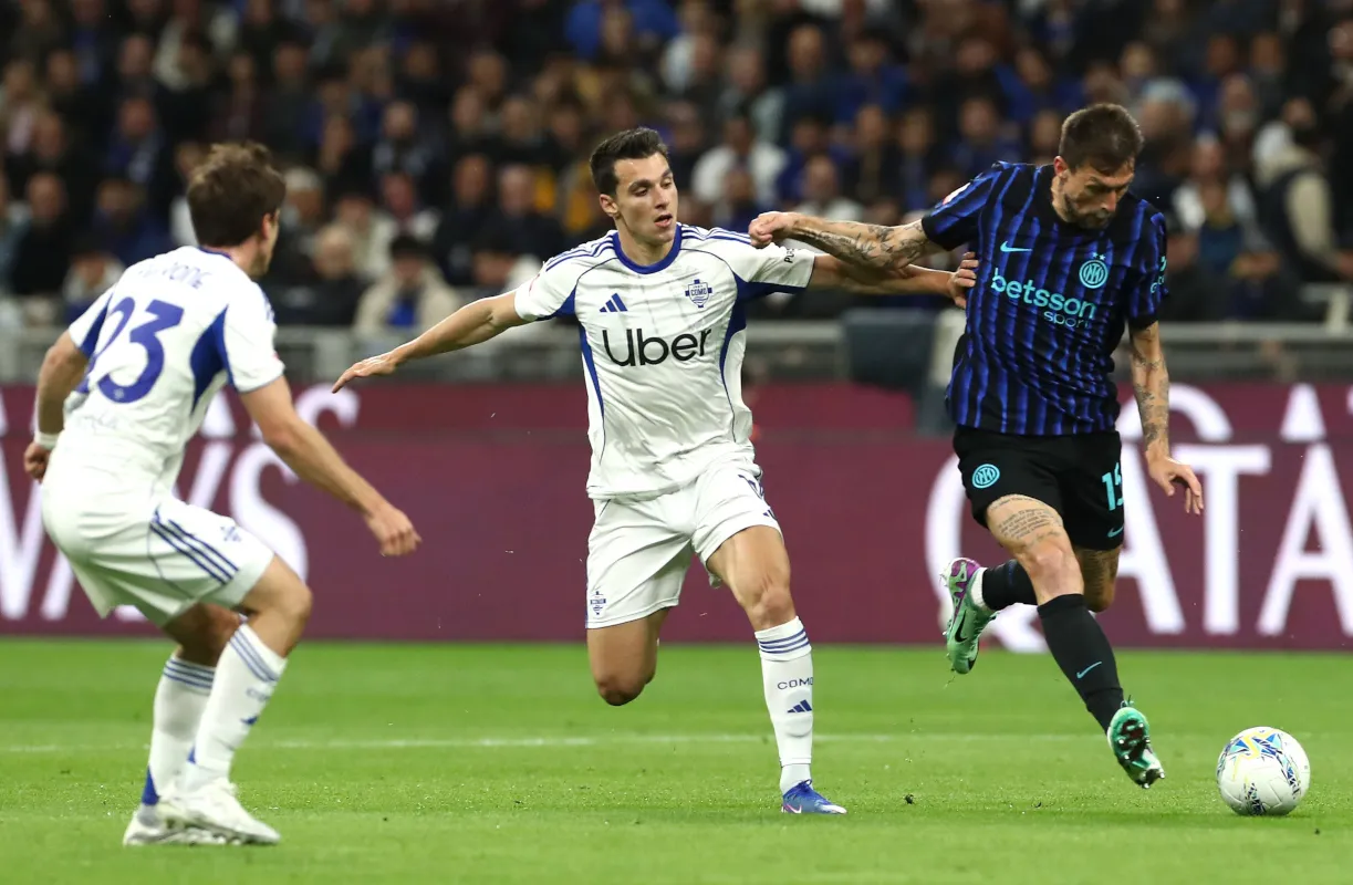 Fiorentina dan Roma Bersaing Dapatkan Bek Gaek Inter, Francesco Acerbi - sumber: (footballitalia)