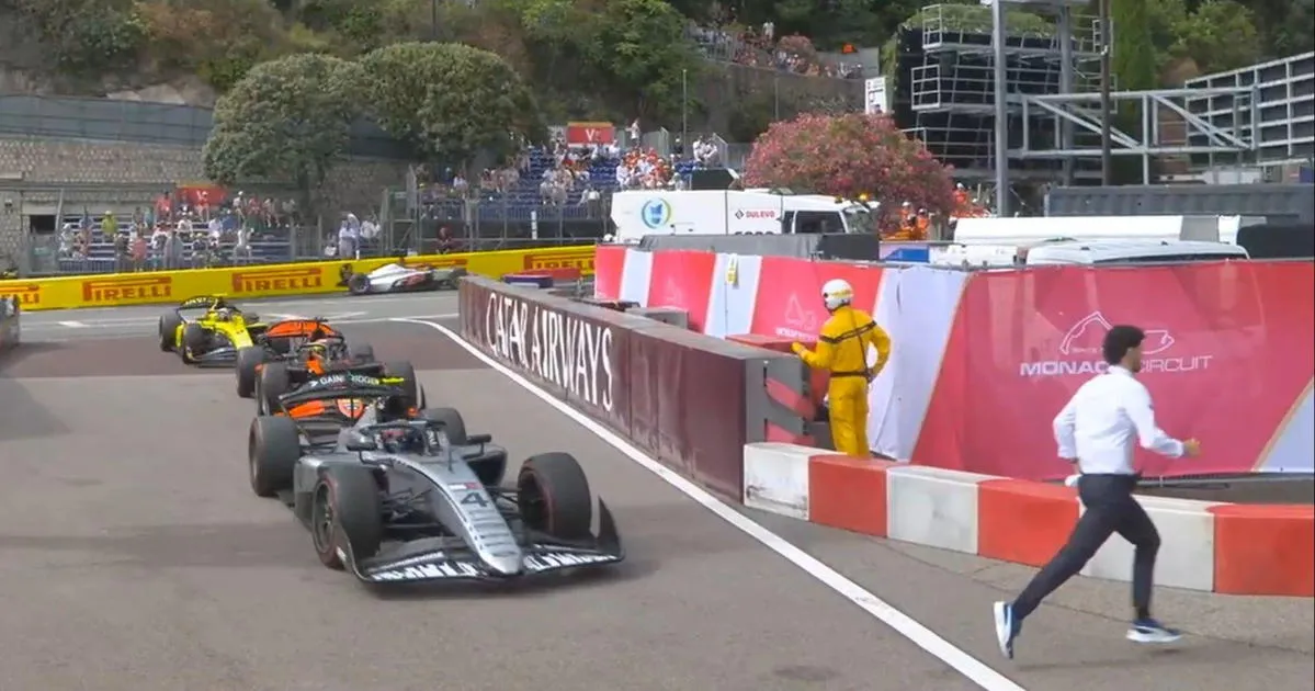 Insiden Nyaris Tabrakan di Pit Lane saat Balapan F2 - sumber: (racingnews365)