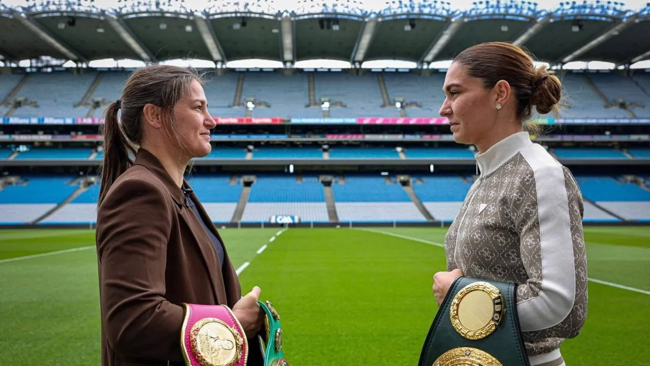 Katie Taylor (kiri) akan menghadapi Flora Pili dalam laga yang diperkirakan berlangsung di hadapan sekitar 80.000 penonton. (Foto: AP)