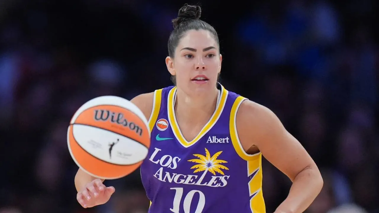 Los Angeles Sparks kembali diperkuat pencetak angka terbanyak liga, Kelsey Plum, yang membukukan 27 poin versus Wings pada Jumat lalu. (Foto: AP)