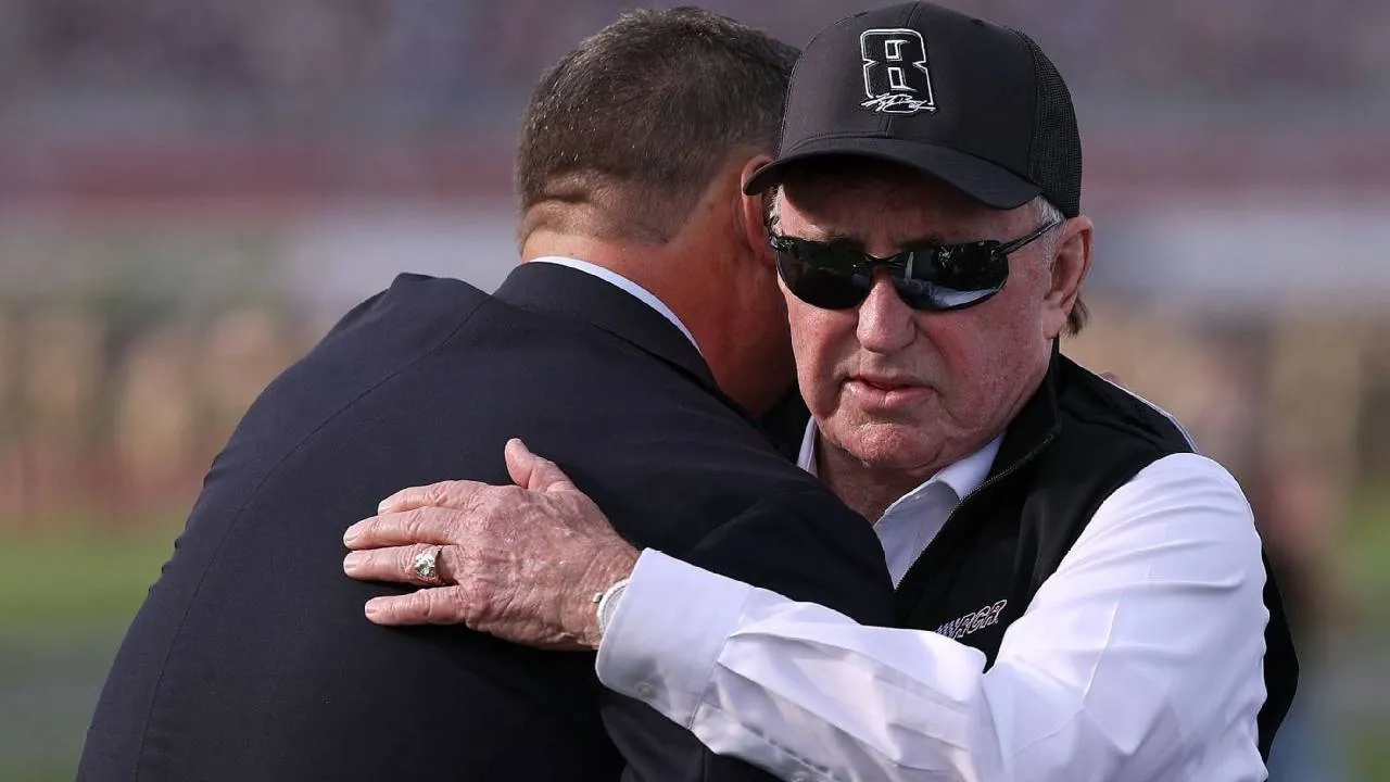 Richard Childress (kanan) untuk pertama kalinya berbicara secara terbuka mengenai kehilangan juara Cup Series dua kali tersebut. (Foto: AP)