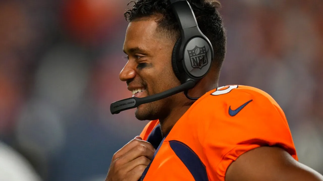 Russell Wilson juga mengonfirmasi bahwa dirinya akan memulai babak baru sebagai analis untuk jaringan televisi CBS Sports. (Foto: AP)