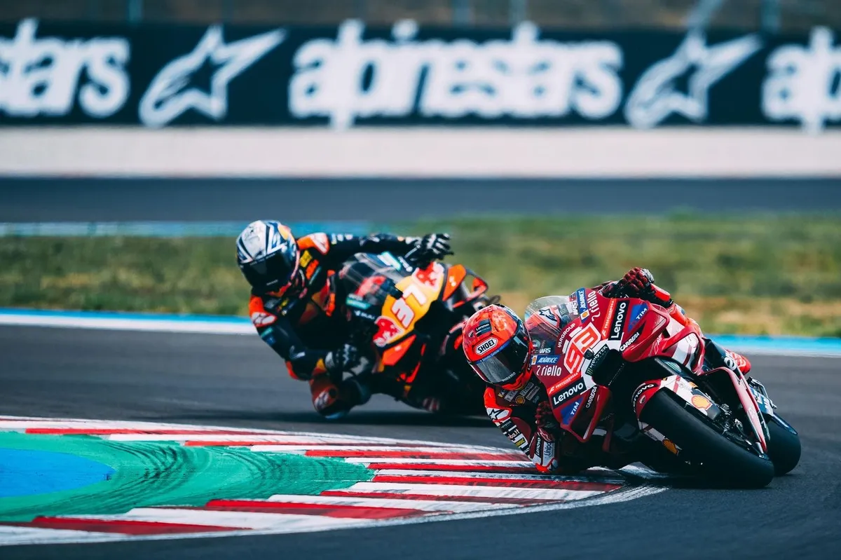 Acosta: “Marquez Melewati Saya Seperti Chicane Bergerak” - sumber: (motorsport)