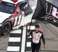 Denny Hamlin Catatkan Kemenangan Emosional di Balapan NASCAR Michigan