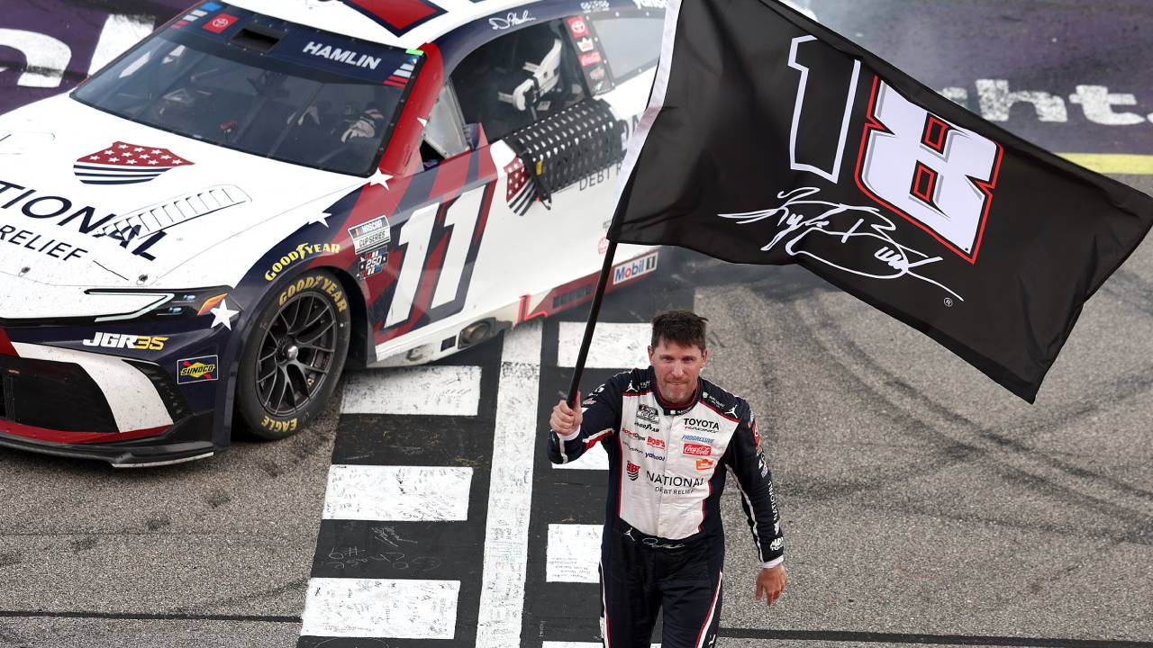 Denny Hamlin Catatkan Kemenangan Emosional di Balapan NASCAR Michigan