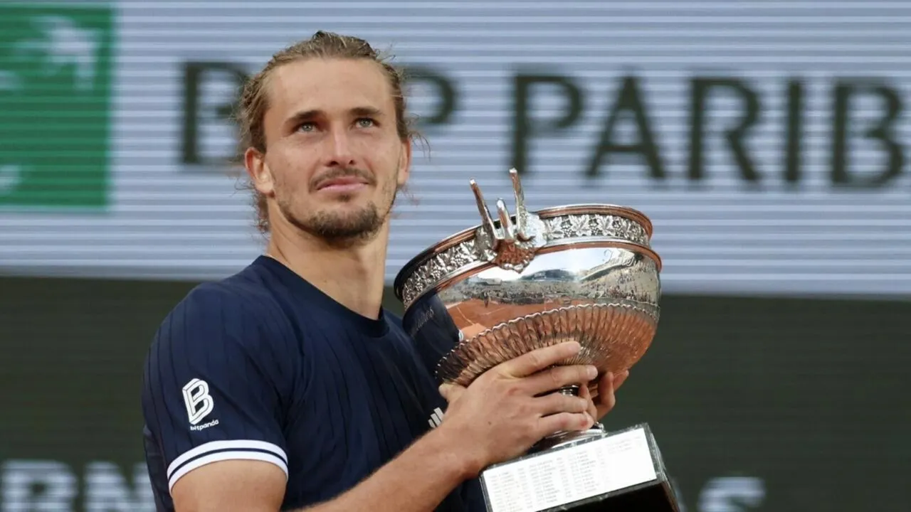 Hasil French Open: Akhiri Penantian Panjang, Alexander Zverev Angkat Gelar Grand Slam Pertama