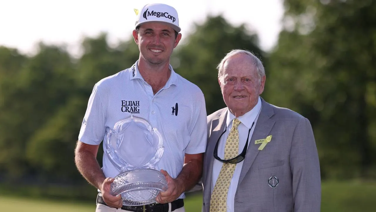 J.T. Poston berpose dengan trofi Memorial Tournament bersama Arnold Palmer. (Foto: Golf Digest)