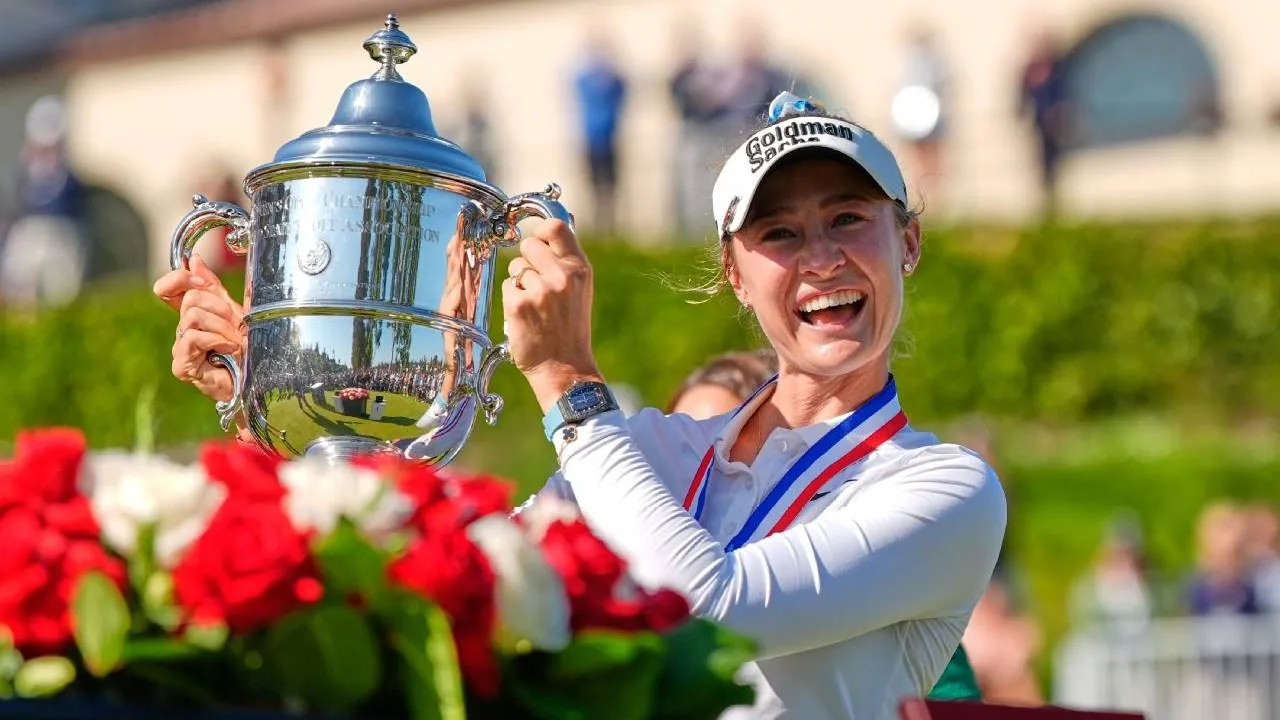 Nelly Korda berpose dengan trofi U.S. Women's Open. (Foto: Golf Digest)
