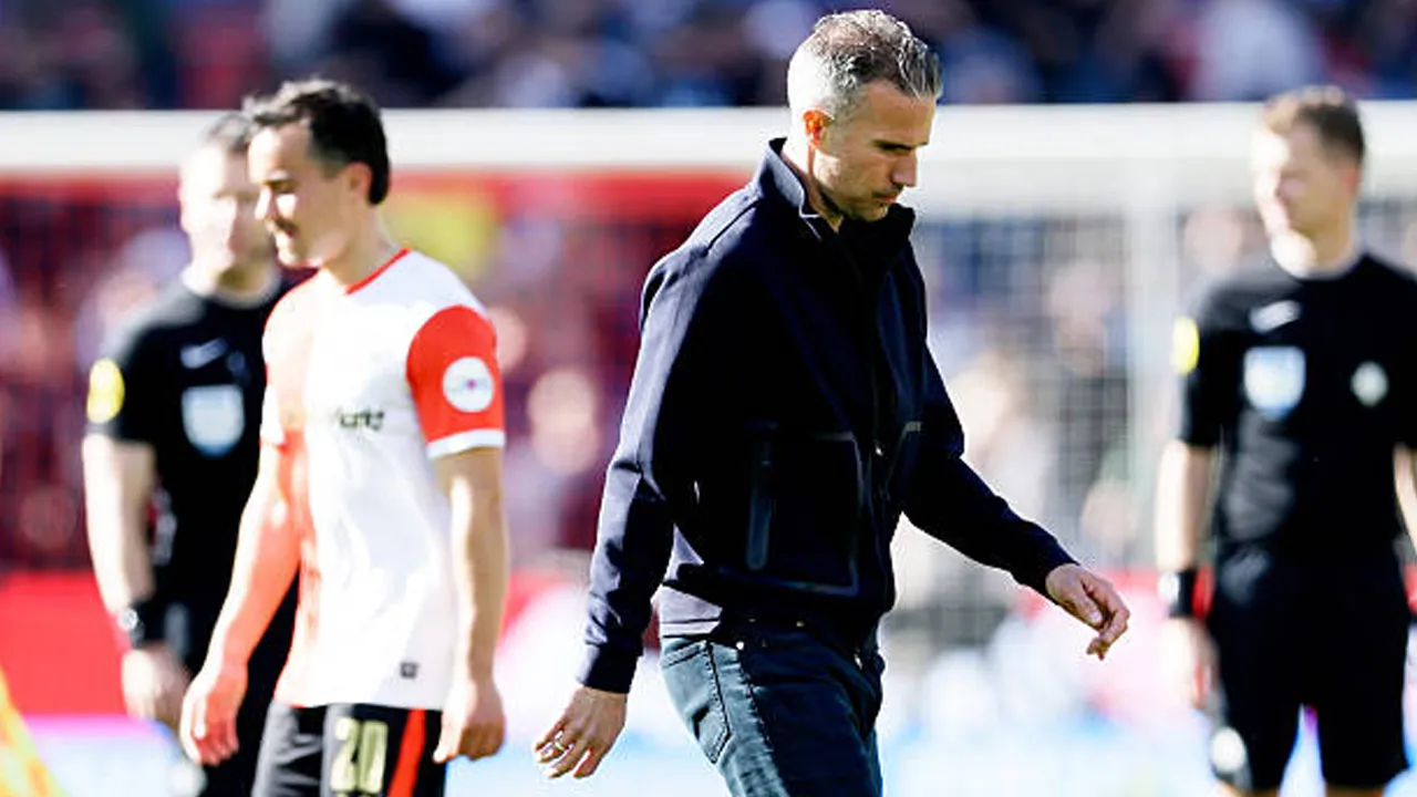 Soroti Performa Tim, Feyenoord Jelaskan Alasan Pemecatan Robin van Persie