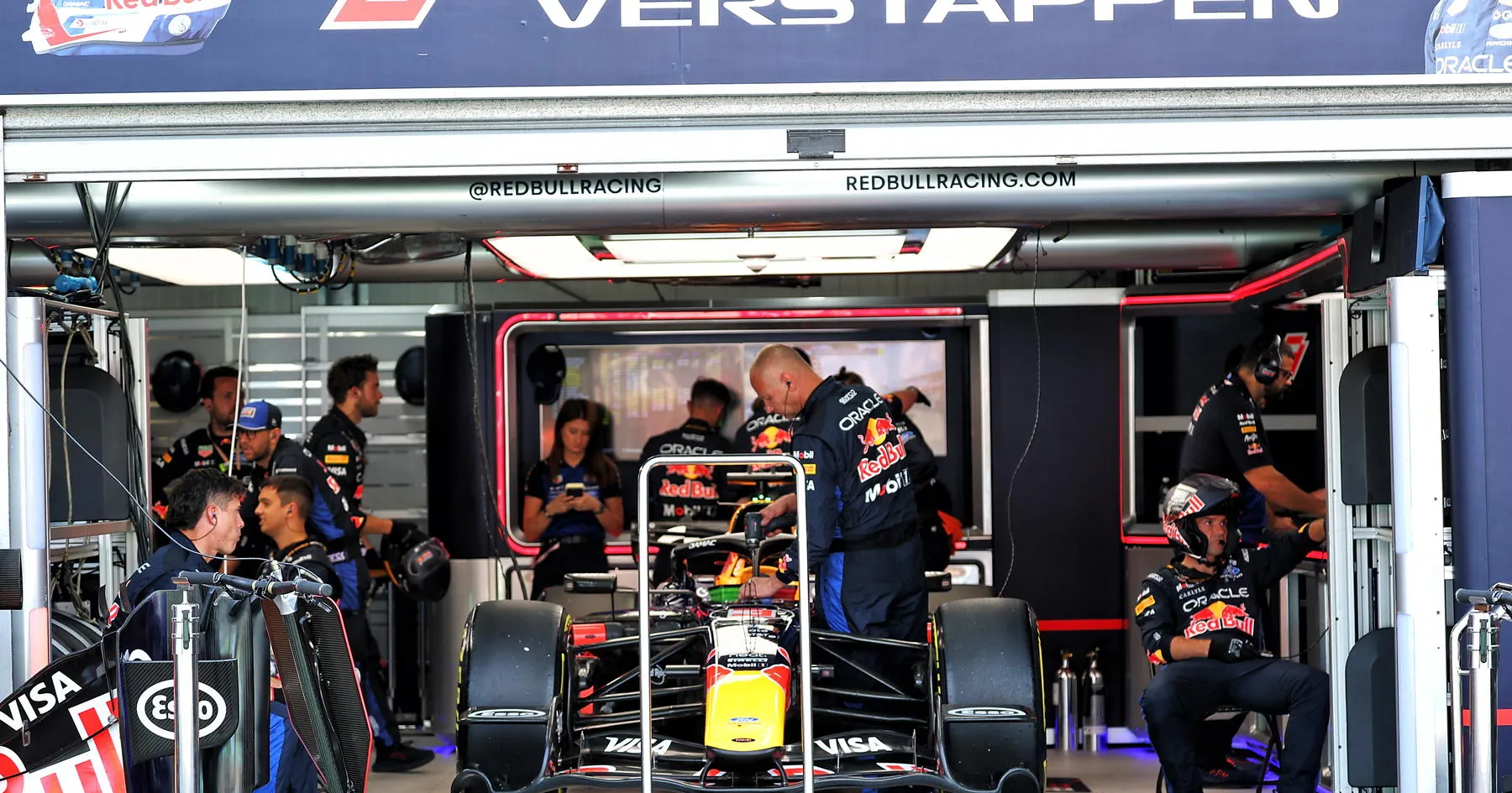Verstappen Berdoa di Tengah Insiden Mesin Red Bull - sumber: (racingnews365)