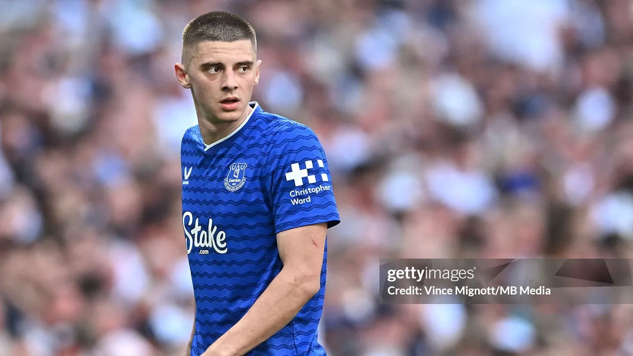 Vitaliy Mykolenko bidik trofi setelah bertahan bersama Everton