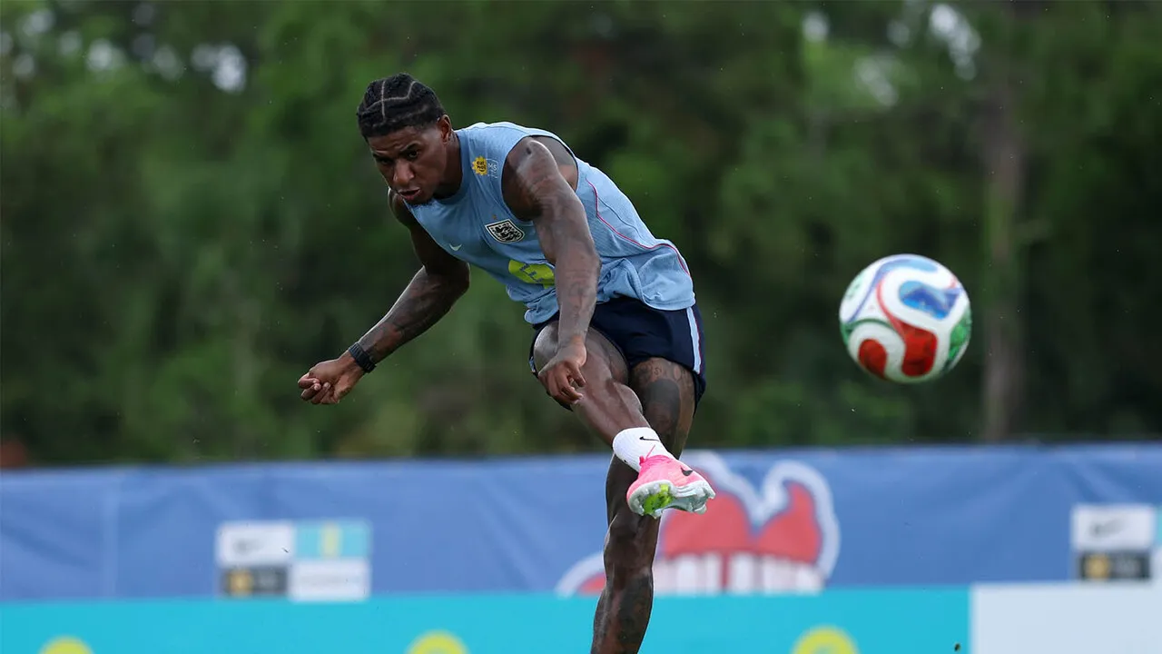 Theo Walcott mengaku tidak sabar menantikan aksi Marcus Rashford di Piala Dunia 2026, menyusul penampilan apik sang penyerang bersama Barcelona musim ini / via Getty Images