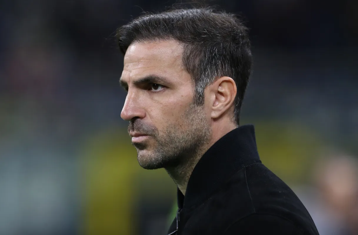 Barcelona Incar Fabregas Sebagai Penerus Jangka Panjang Flick - sumber: (footballitalia)