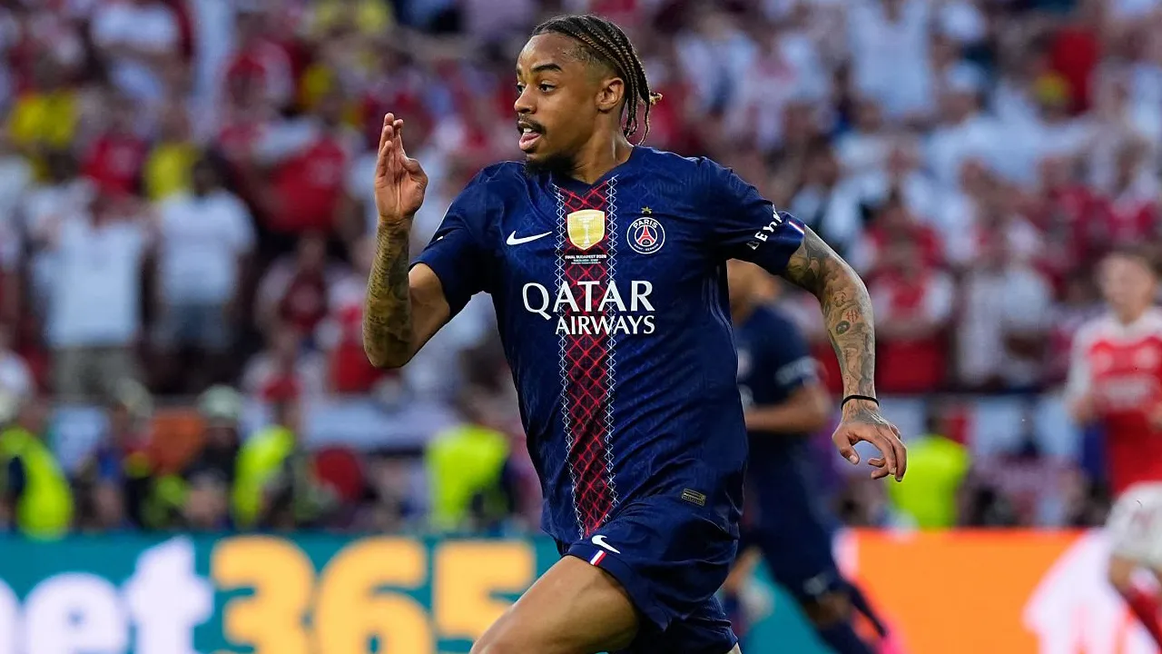 Bradley Barcola Mulai Ragu Bertahan di PSG, Dua Klub Inggris Siaga