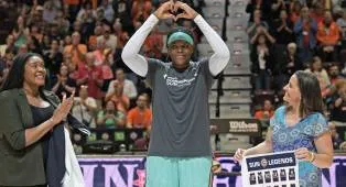 Connecticut Sun Hormati Jonquel Jones dengan Pensiunkan Nomor 35