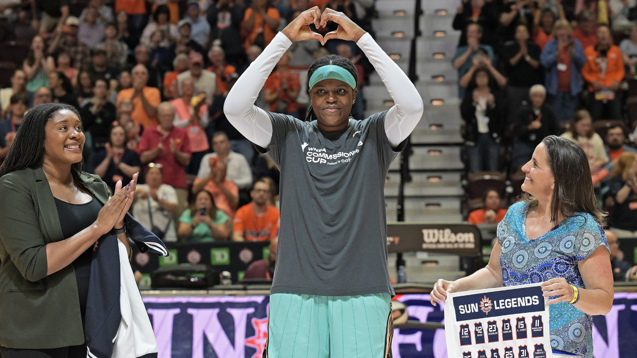 Connecticut Sun Hormati Jonquel Jones dengan Pensiunkan Nomor 35