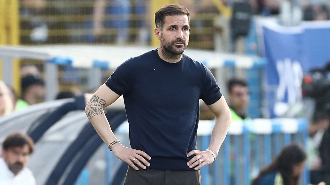 Diam-Diam, Barcelona Siapkan Cesc Fabregas untuk Gantikan Hansi Flick