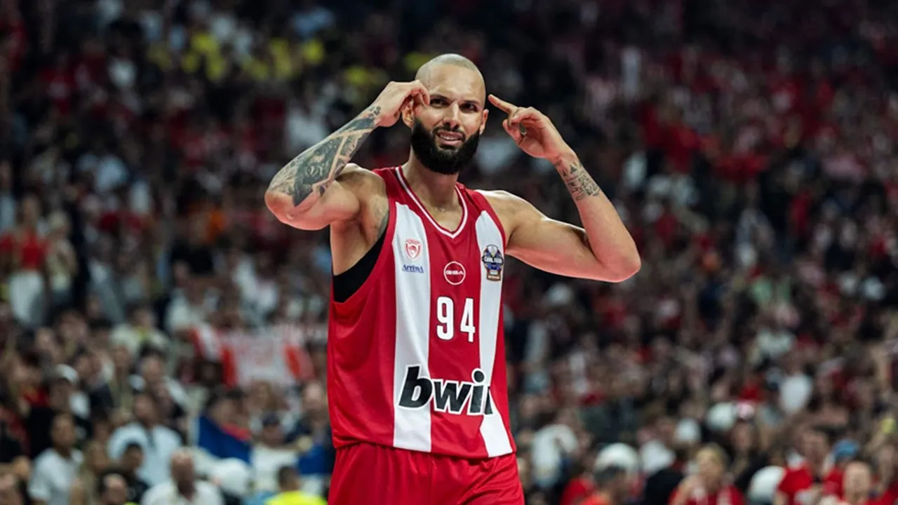 Evan Fournier Pimpin Olympiacos Tumbangkan Panathinaikos di Final