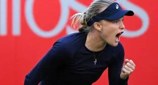 Harriet Dart Susah Payah Loncati Rintangan Pertama Di Queen’s Club