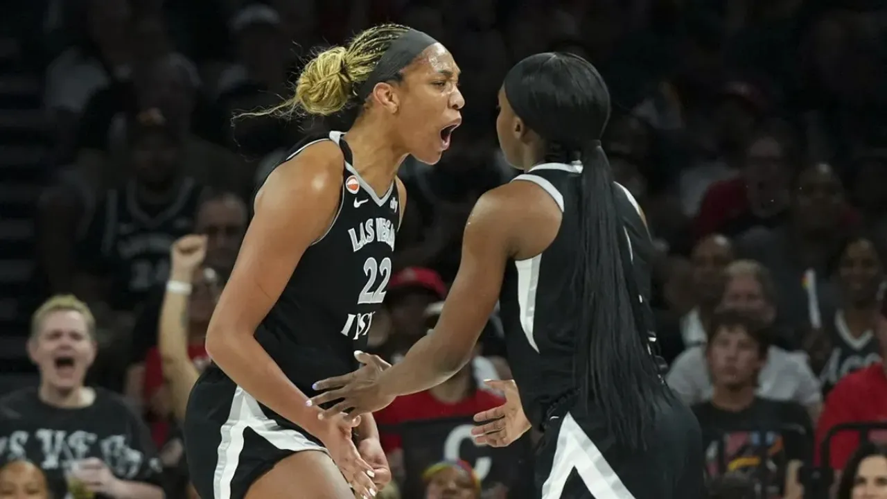 A'ja Wilson (kiri) mencetak 34 poin saat Las Vegas Aces meraih kemenangan 101-91 atas Seattle Storm, Senin (8/6) malam waktu setempat. (Foto: AP)