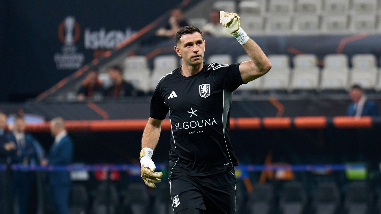 Juventus Kepincut Emiliano Martinez, Tapi Dua Hal ini Jadi Penghalang