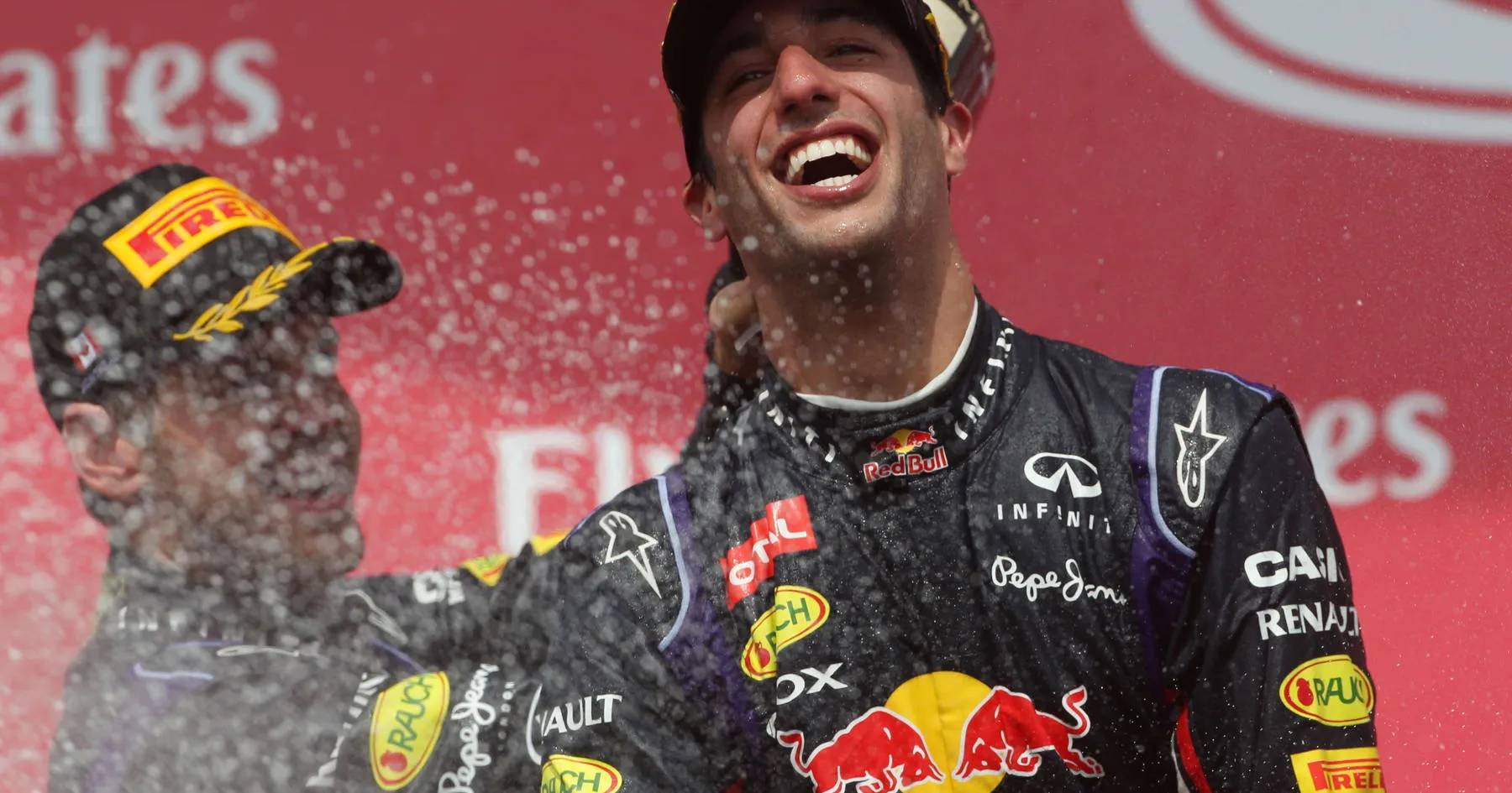 Kesalahan Hamilton Beri Kemenangan F1 Bersejarah untuk Ricciardo - sumber: (racingnews365)