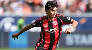 Tanpa Pelatih, AC Milan Terus Pantau Can Uzun dari Eintracht Frankfurt