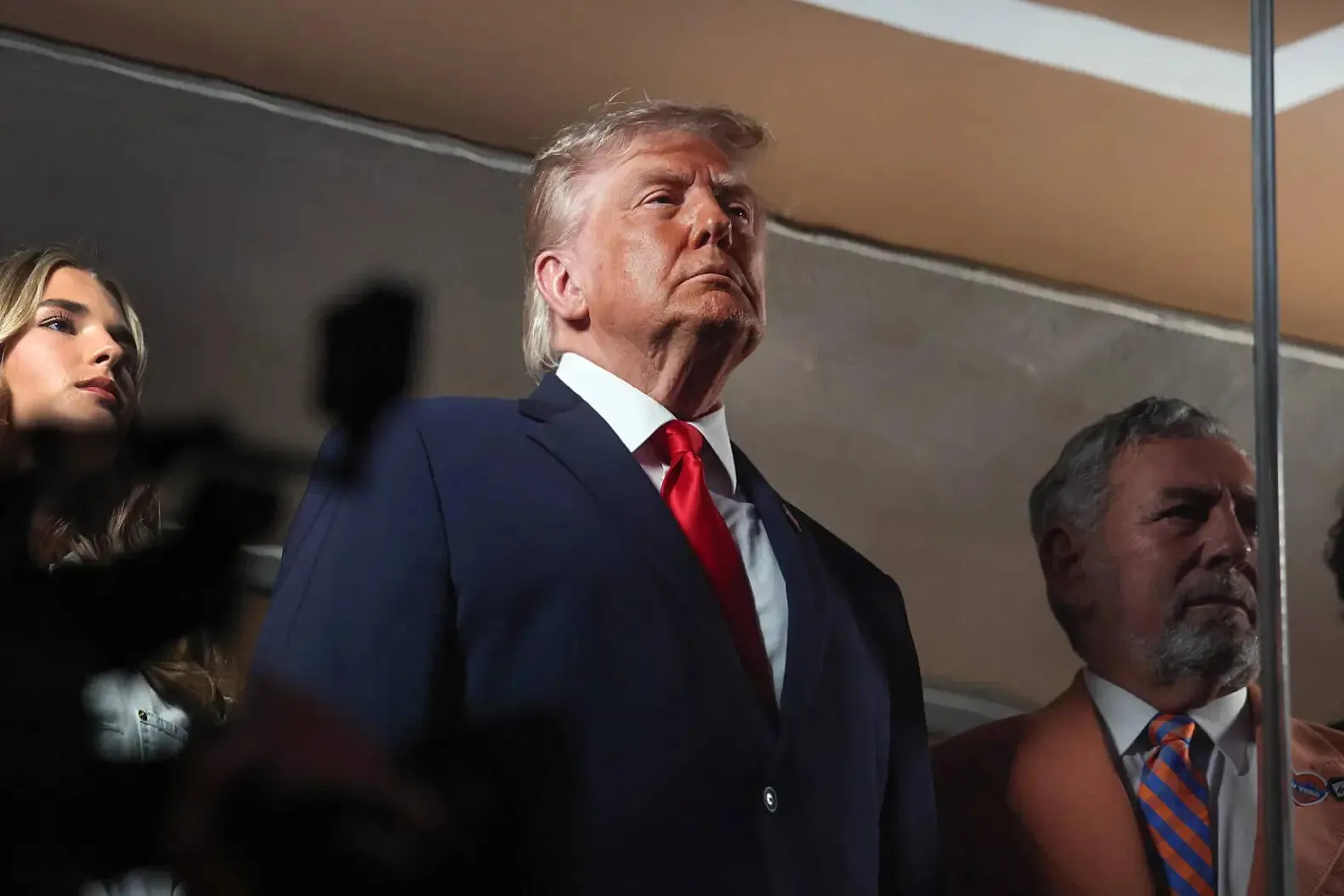 Trump Disoraki Saat Hadiri Final NBA di MSG - sumber: (mainbasket)