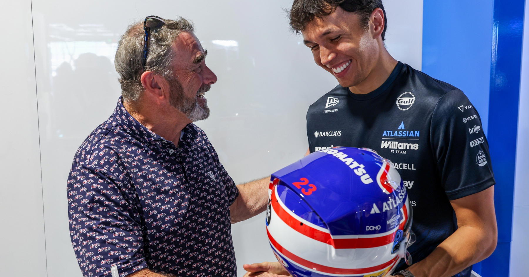 Albon Kenakan Helm Ikonik, Cetak Sejarah di Williams F1