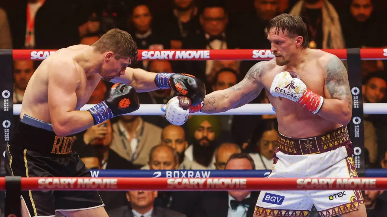 Oleksandr Usyk (kanan) dan Rico Verhoeven. (Foto: Fight TV)