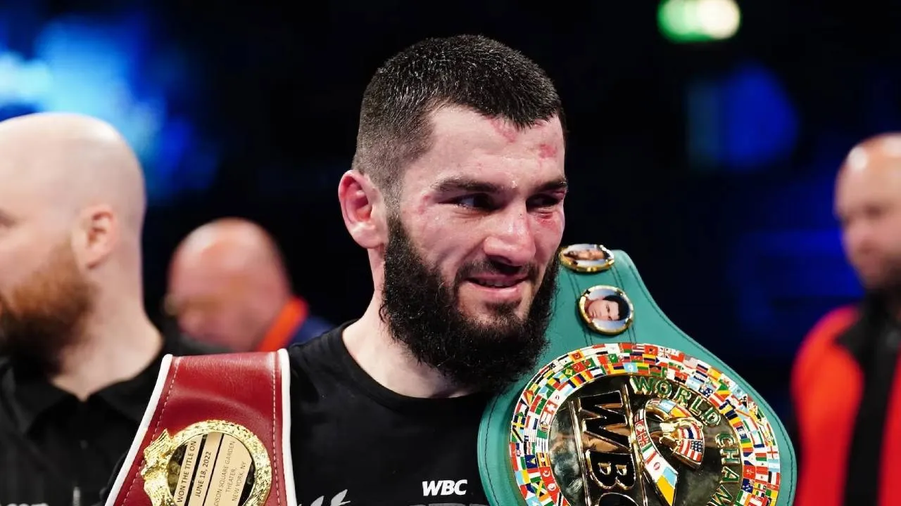 Artur Beterbiev menilai tim Benavidez tidak menduga dirinya akan menerima tawaran pertarungan dengan cepat. (Foto: Fight TV)